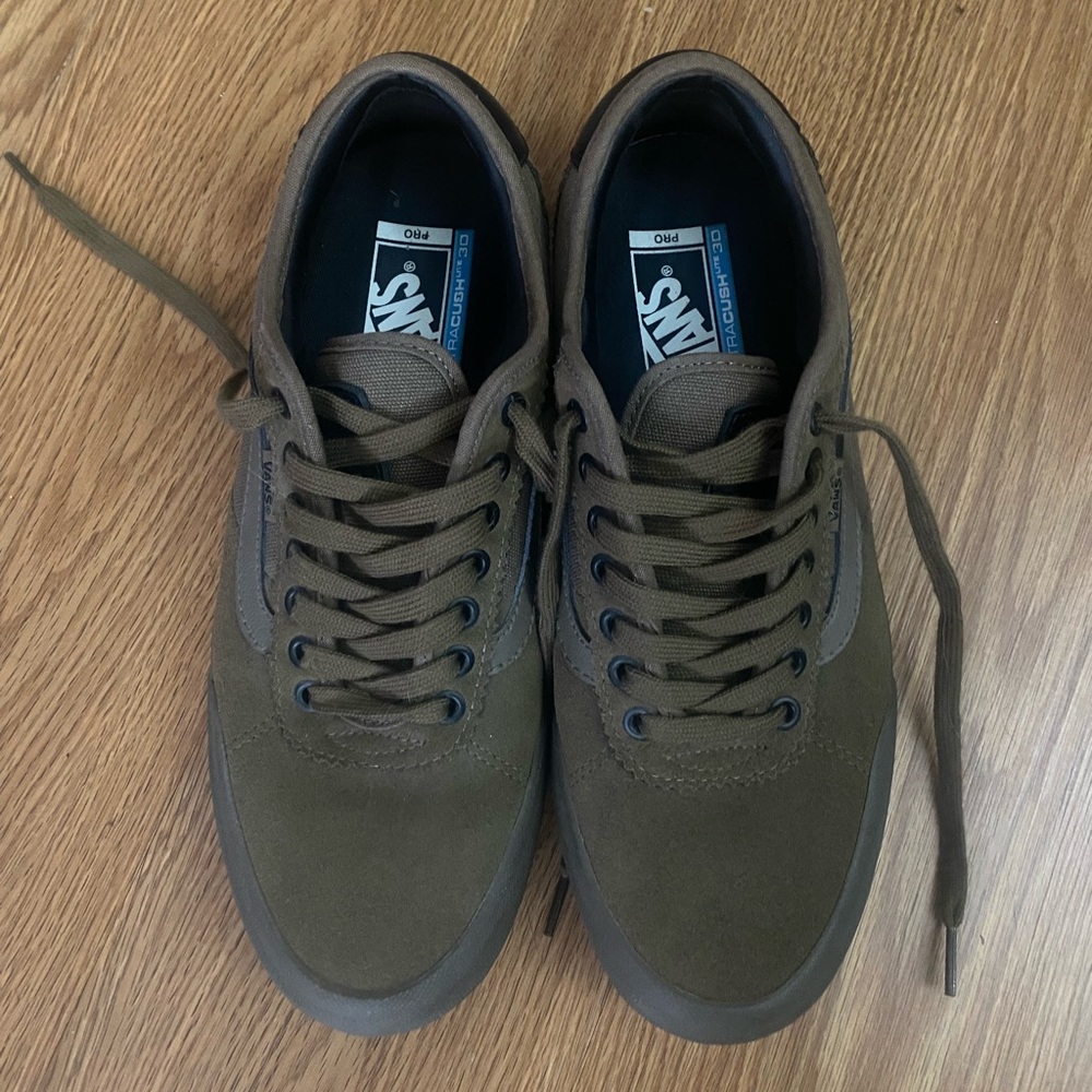 Vans Men’s 8/9 limited edition ultracush pro Old Skool deep olive.